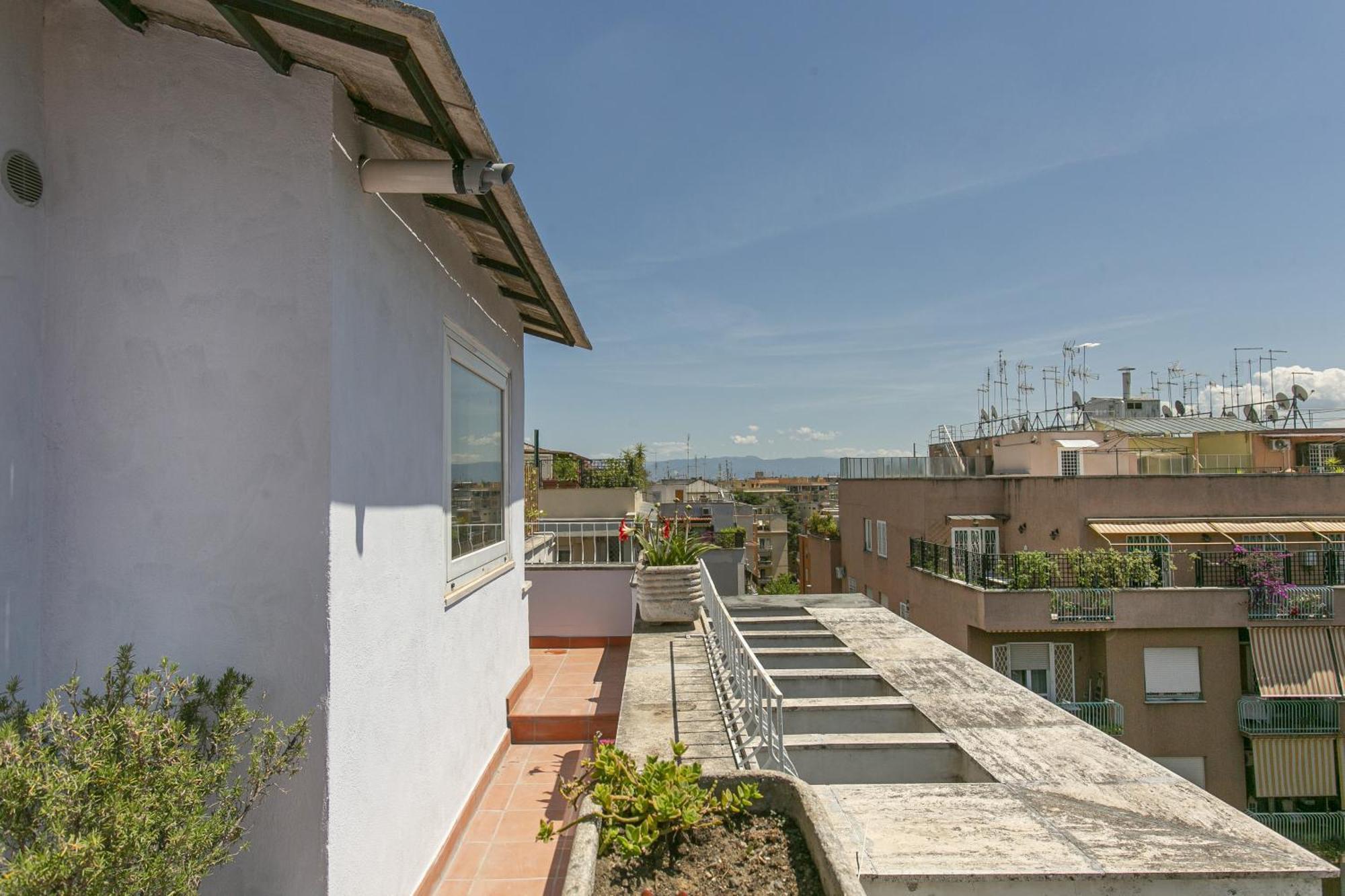 Attico Moderno Con Terrazza Vicino La Metro B Appartement